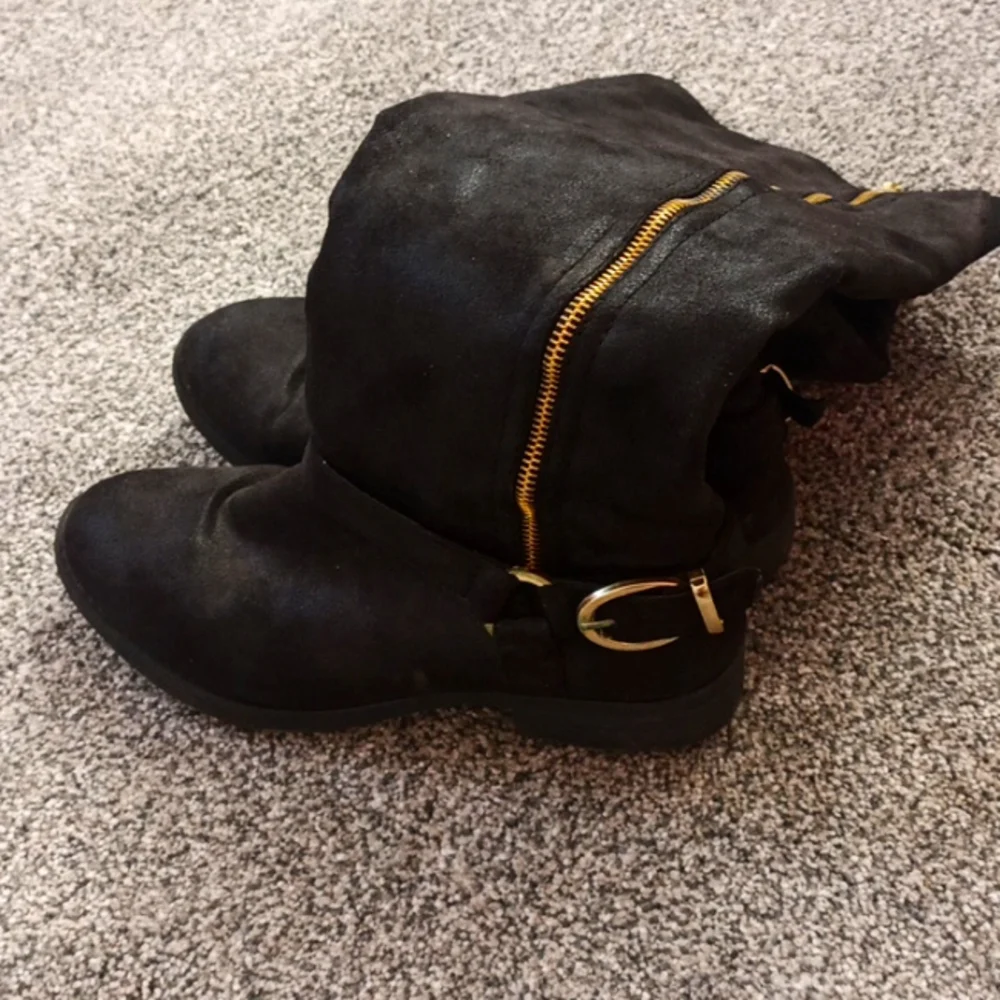 Knee high boots - Picture 1 of 2